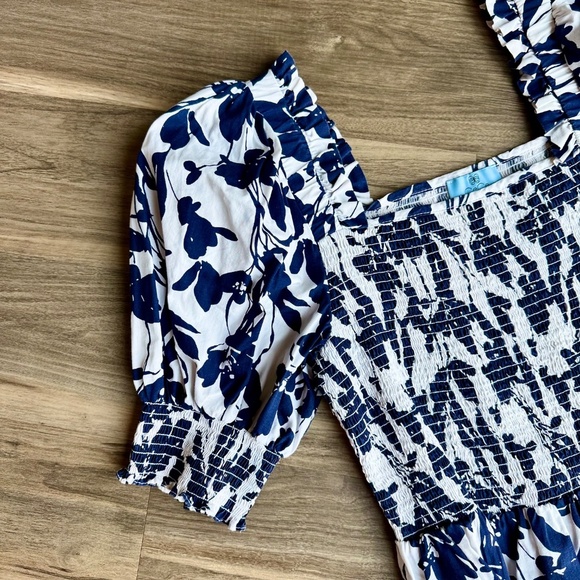 CeCe Abstract Floral Navy & White Short Puff Sleeve Smocked Peplum Top – Size L - Picture 3 of 9